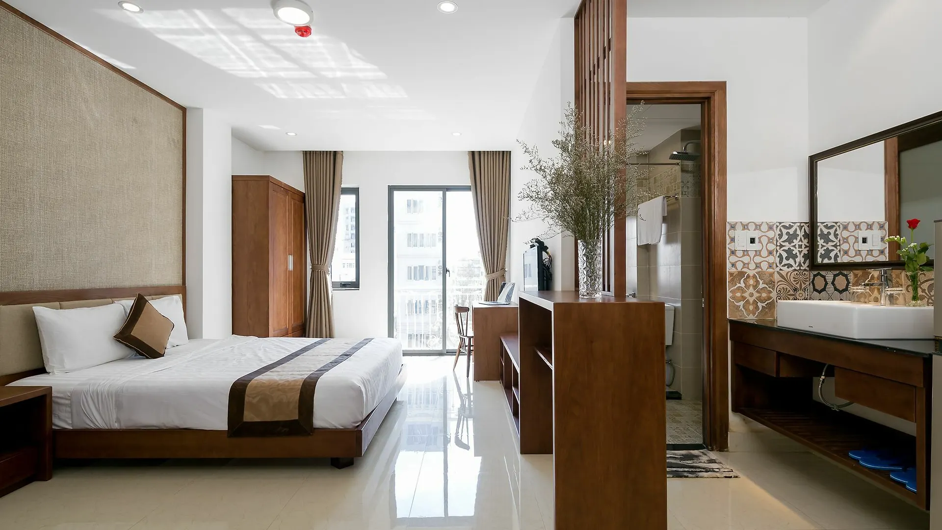 Aris Beach Apartment & Hotel Дананг