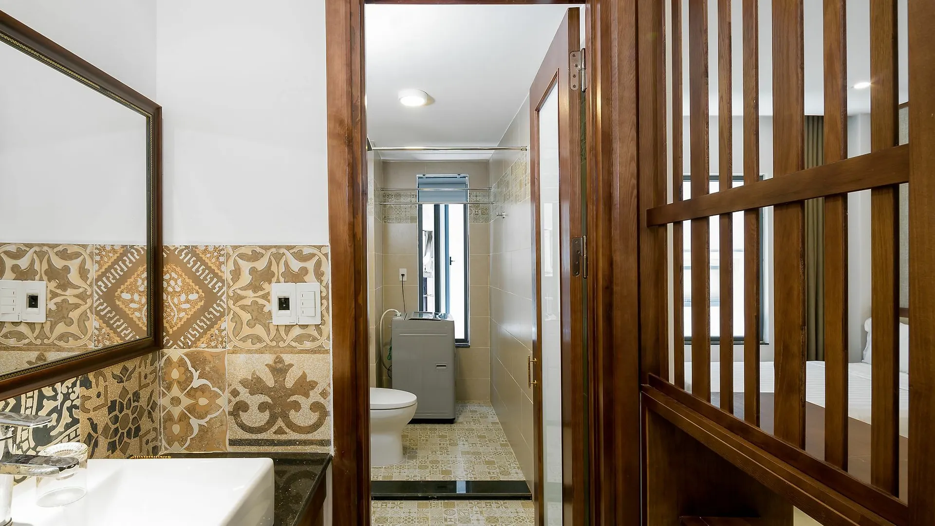 Aris Beach Apartment & Hotel Дананг